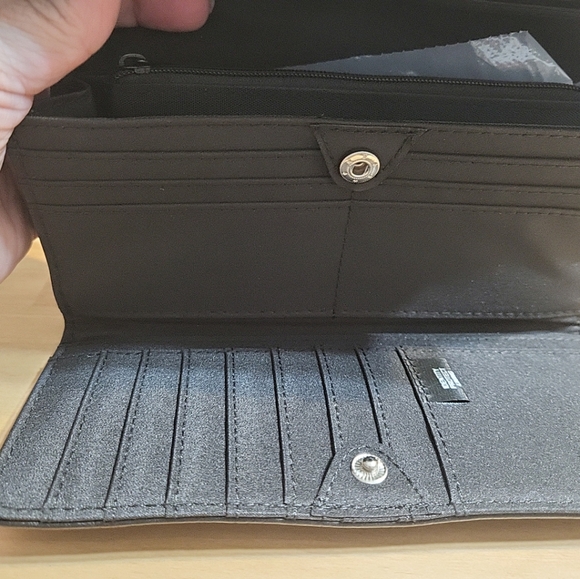 Women's Tahari  Black Waller Centerfold Trifilf Clutch RFID Protection - Picture 3 of 6